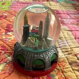 Bloomingdale’s New York City Musical Snow Globe Collectible NYC (6.5”H - 5.5”W)